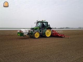 John Deere met Uienzaaier Omgeving Tholen