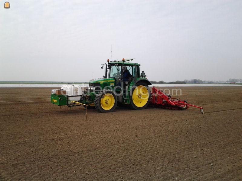 John Deere met Uienzaaier