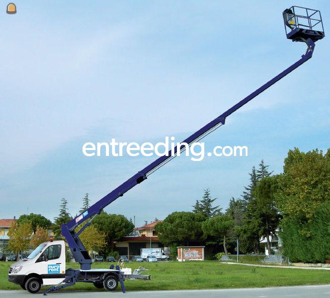 Diverse telescoop en knikamm op vrachtwagen