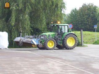 Tractor + veegbezem Omgeving De Ronde Venen