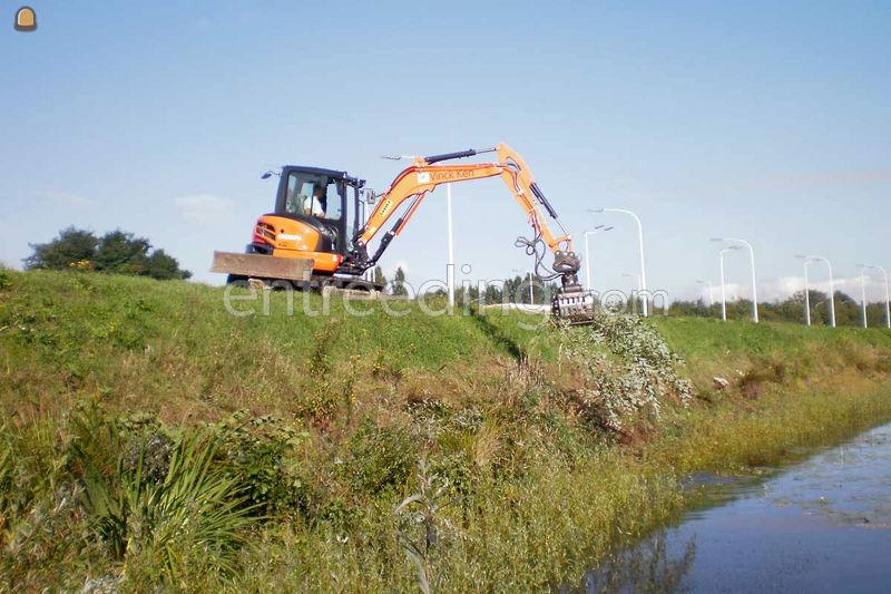 Aanleg en ruimen grachte, vijvers, pelen en vennen, bermen onderhouden