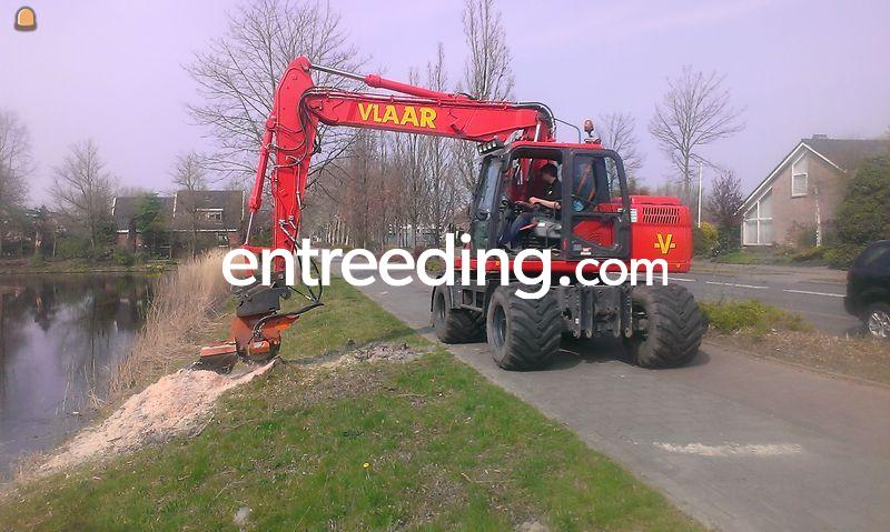 Mobiele graafmachine met stobbenfrees