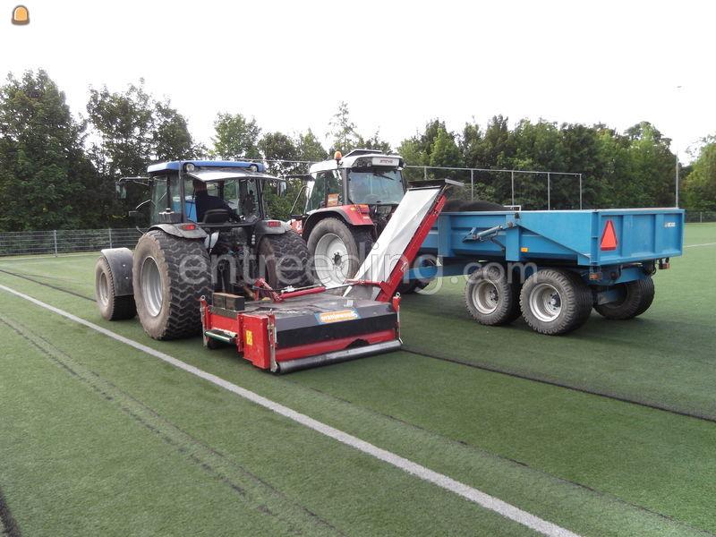 Tractor + rubber/infill uithaalmachine