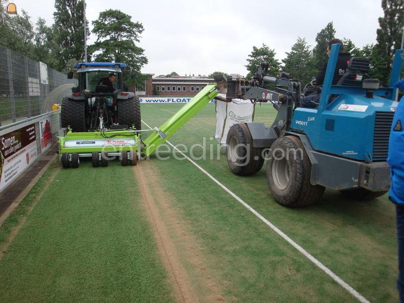 Tractor + rubber/infill uithaalmachine