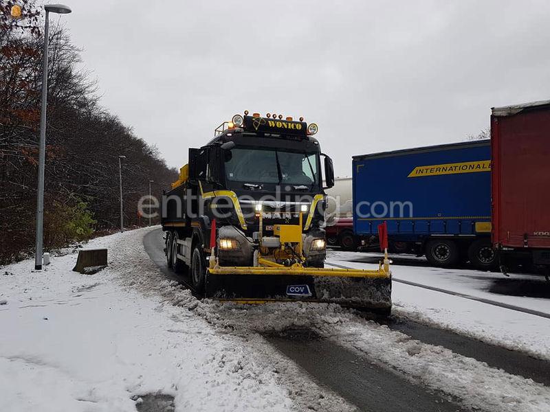 Winterdienst vrachtwag met met sneeuwschuif + zoutstrooier