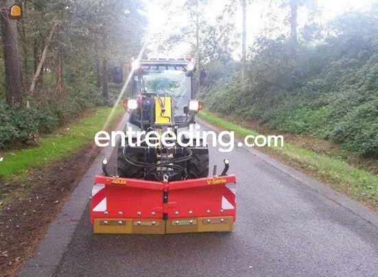 Kramer met sneeuwschuif en zoutstrooier