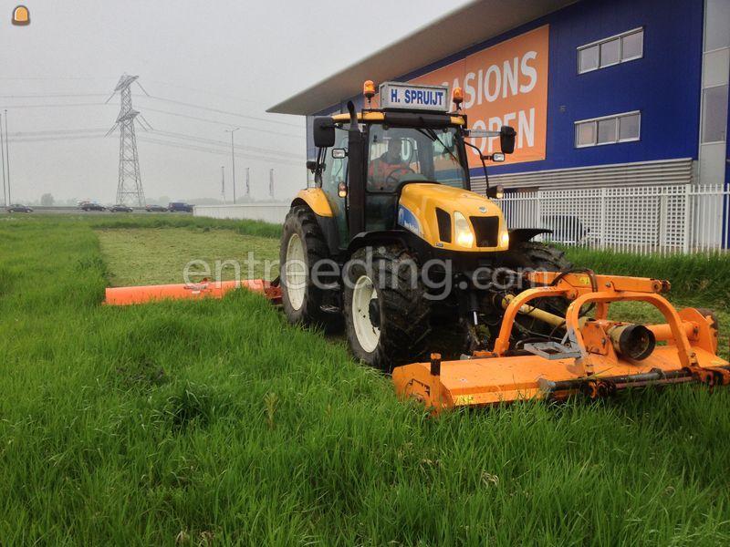Tractor met dubbele klepelmaaier