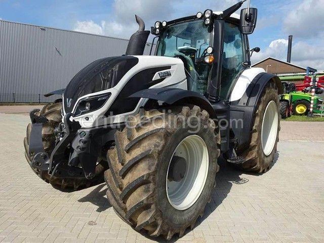 Valtra (Model T214D Direct Smart Touch)
