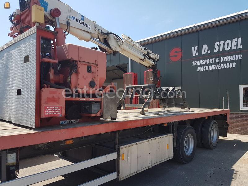 Volvo trekker met kraantrailer