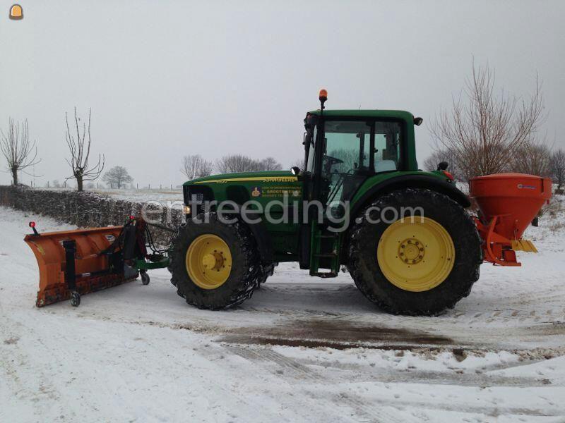 John Deere + sneeuwschuif en zoutstrooier