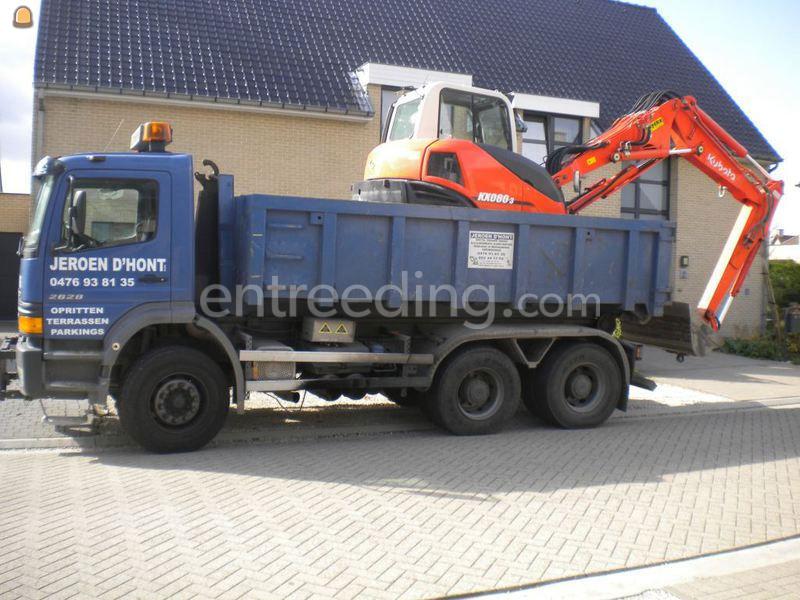 Vrachtwagen met containersysteem