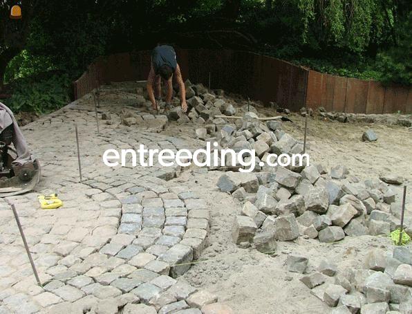 Plaatsen kasseien, platinnen en mozaïek