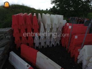 Kunststof barrier (rood/w... Omgeving Waalwijk