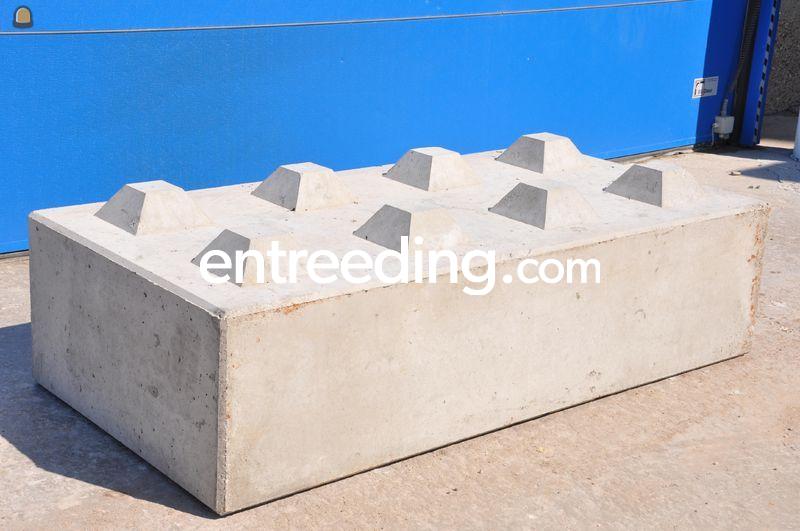 Betonblok 1.60x80x40 - 8 nokken