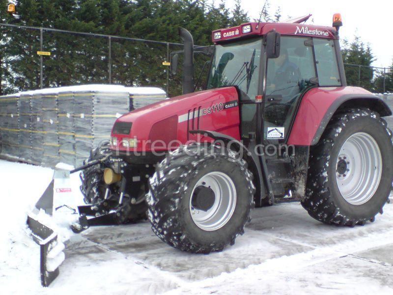 Tractor met grond/sneeuwschuif