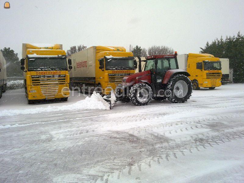 Tractor met grond/sneeuwschuif