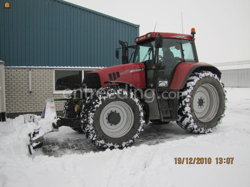 Tractor met grond/sneeuwschuif