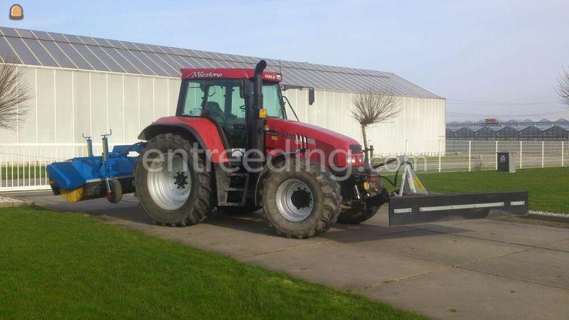 Tractor met grond/sneeuwschuif