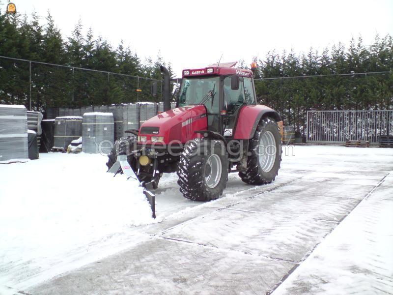 Tractor met grond/sneeuwschuif