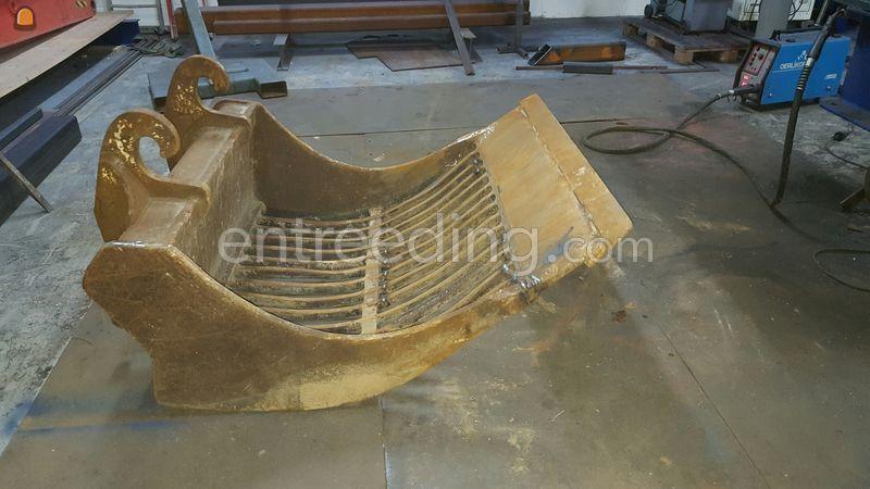 Nette puinriek met nieuw voorzetmes. CW 30 voor 10/14tons machine.  125 cm breed