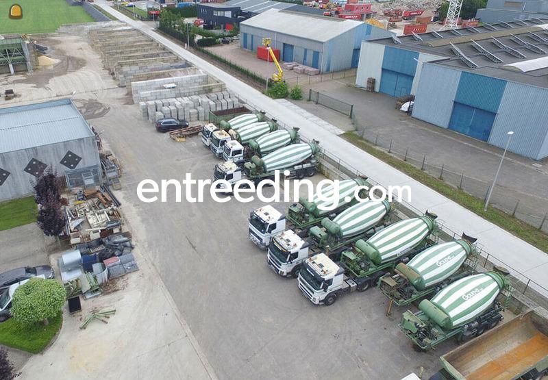 Betontransport met betonmixers en betonpompen