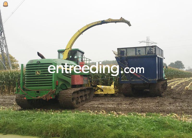 Maishakselen op rupsen John Deere 6750