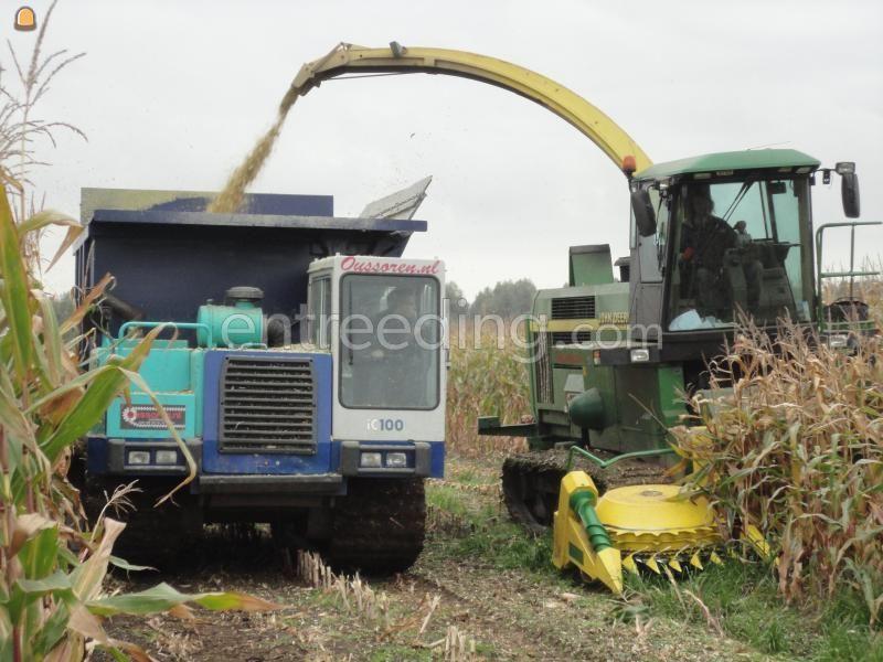 Maishakselen op rupsen John Deere 6750