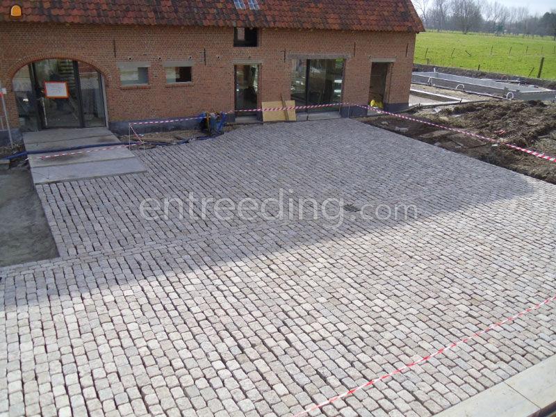 Kasseien, platines, klinkers, beton, grindmatten, natuursteen en meer