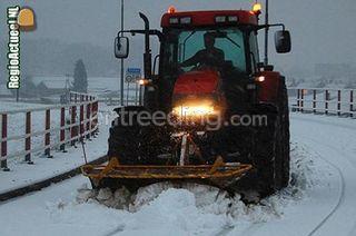 Mc Cormick 115 met sneeuw... Omgeving Tholen