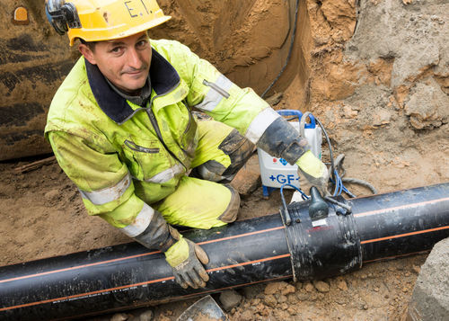 Wegebo plaatst riolerings...